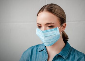 Jak poprawnie nałożyć i zdjąć maseczkę? [WIDEO]