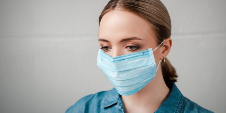 Jak poprawnie nałożyć i zdjąć maseczkę? [WIDEO]