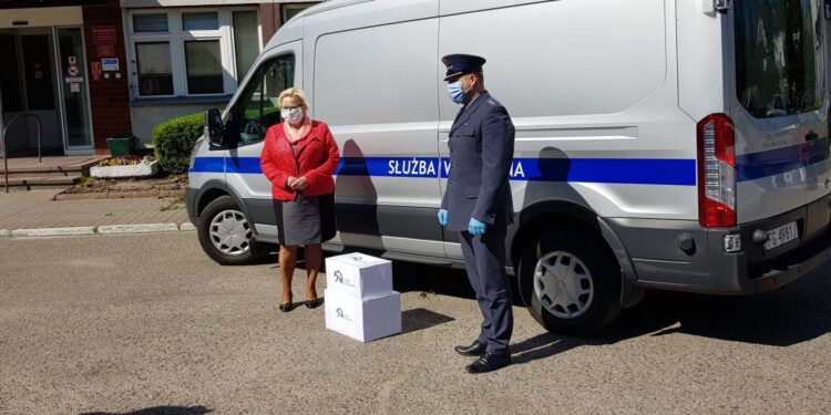 Więźniowie uszyli maseczki dla DPS