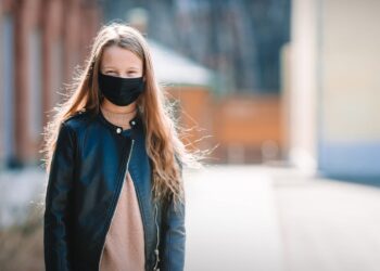 MZ wyjaśnia: zasłanianie ust i nosa niekoniecznie tylko maseczką