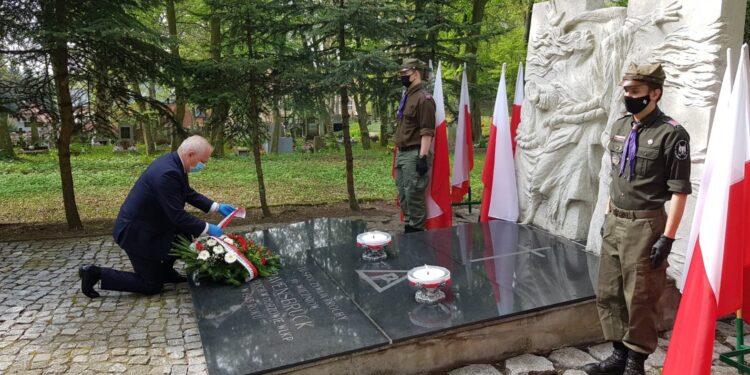 Kwiaty pod pomnikiem więźniów Ravensbrück