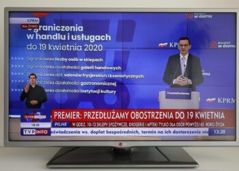 Ograniczenia na dłużej. Matury przeniesione. Obowiązkowe maseczki