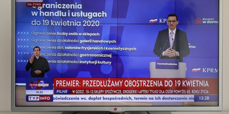 Ograniczenia na dłużej. Matury przeniesione. Obowiązkowe maseczki