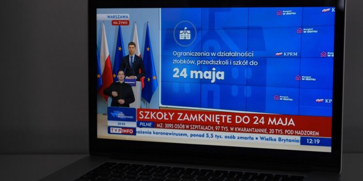 Uczniowie zostają w domach. Matury w czerwcu
