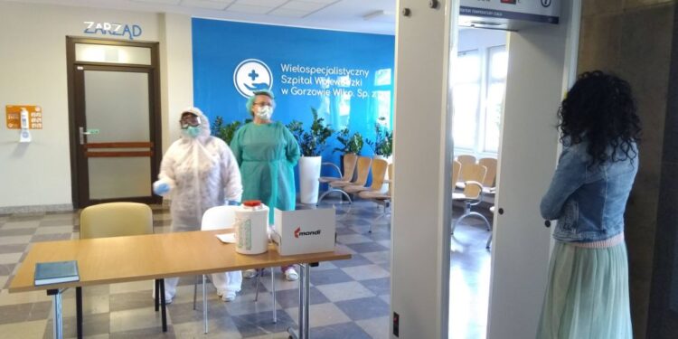 Bramki mierzą temperaturę