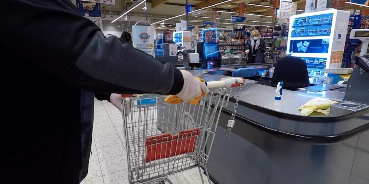 Czy w sklepie musimy płacić za rękawiczki?