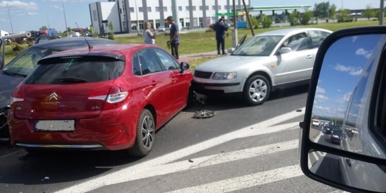 Zderzenie aut na ul. Kasprzaka. Dwie osoby trafiły do szpitala