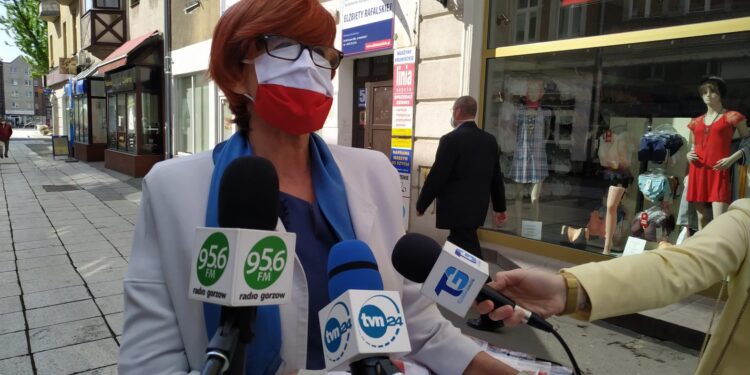Elżbieta Rafalska rozdała biało-czerwone maseczki