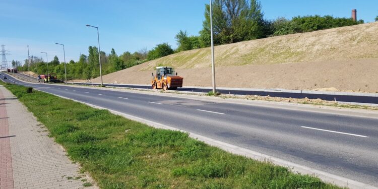 Leją asfalt na Łukasińskiego
