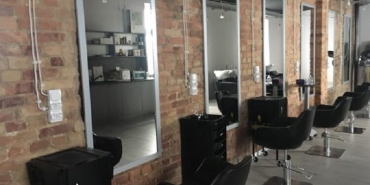 Salony fryzjerskie i piękności gotowe do pracy