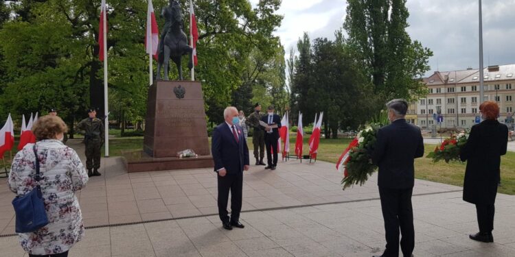 Kwiaty w rocznicę uchwalenia Konstytucji 3 Maja