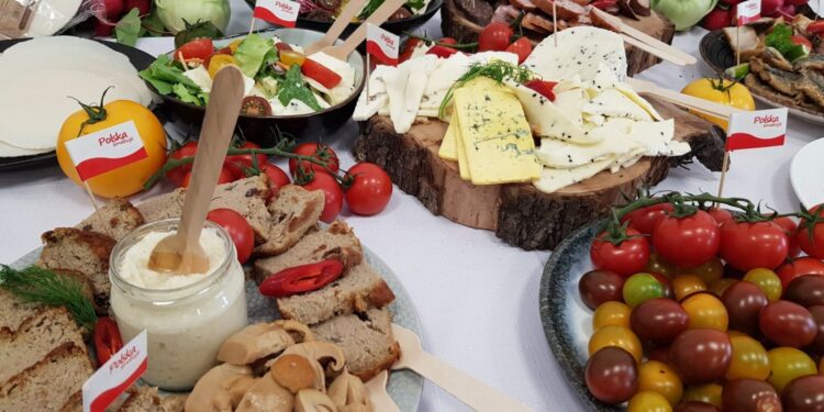 Produkty z biało-czerwonym znakiem wspierają polskich rolników