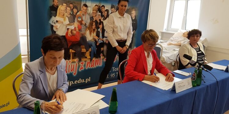 Akcja oddawania krwi przed Urzędem Wojewódzkim