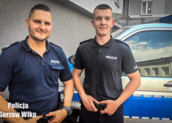 88-latka zasłabła w mieszkaniu. Policjanci weszli przez balkon na 6. piętro