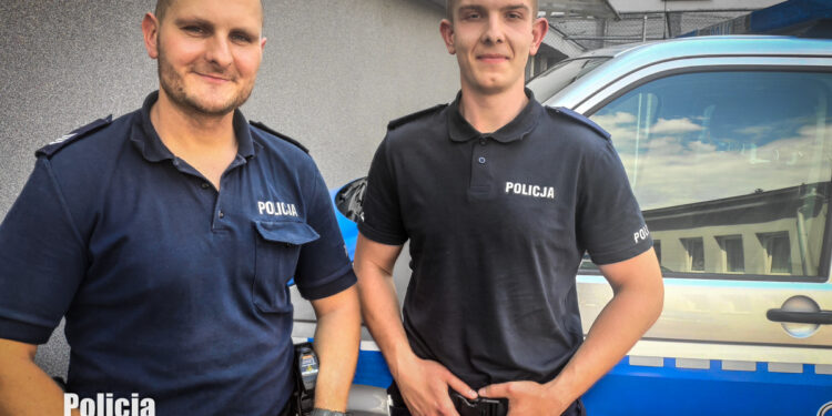 88-latka zasłabła w mieszkaniu. Policjanci weszli przez balkon na 6. piętro