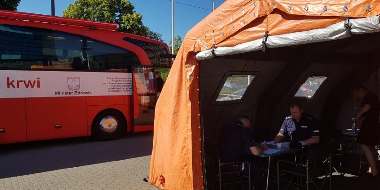 Akcja oddawania krwi przed Urzędem Wojewódzkim