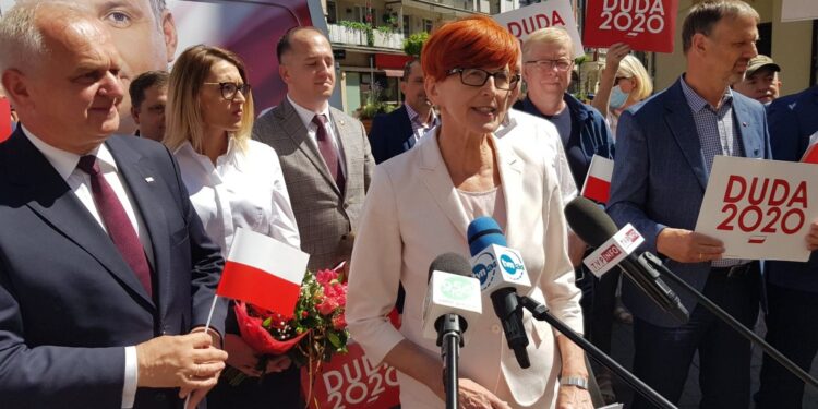 Sztab rozdaje banery