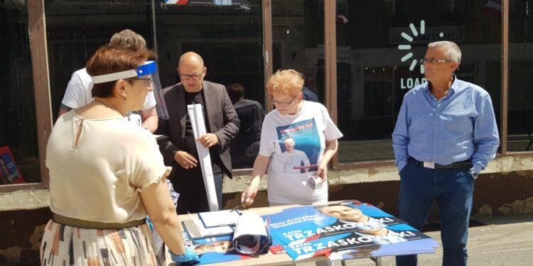 Sztab rozdaje banery