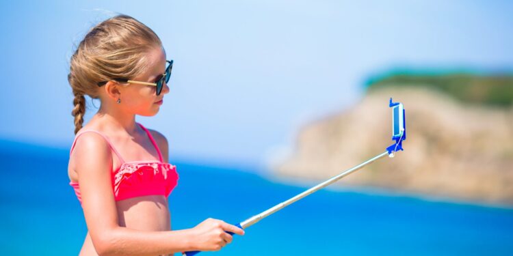 Nie wszystkim trzeba dzielić się w sieci. Wakacyjny poradnik społecznościowy