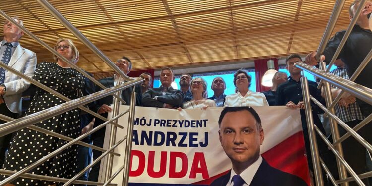 Radość z wyniku w sztabie A. Dudy w Gorzowie