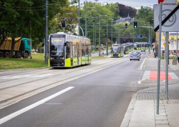 Auto na torach zablokowało przejazd tramwajom