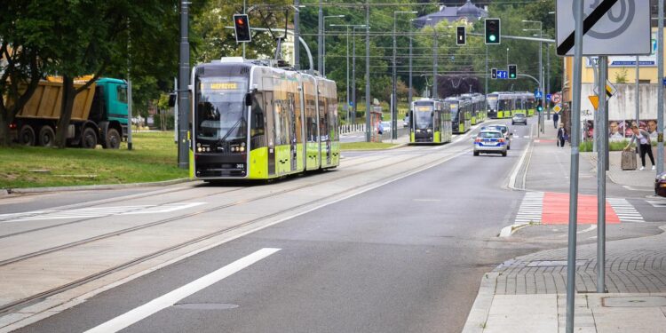 Auto na torach zablokowało przejazd tramwajom