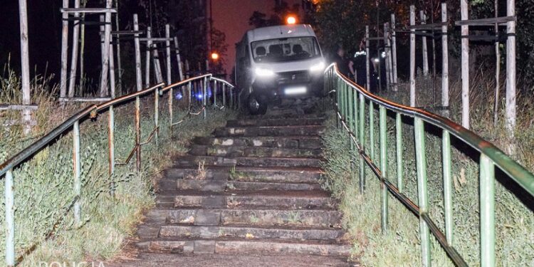 Policjant po służbie zauważył złodzieja busa