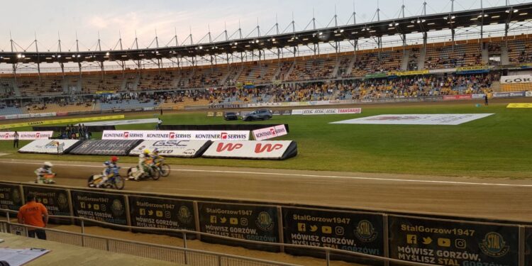 Awaria i pożar przerywają mecz Stali!