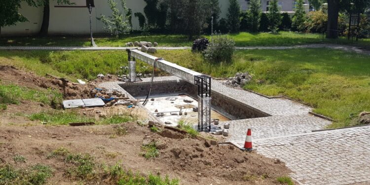 Multimedialna fontanna przy teatrze