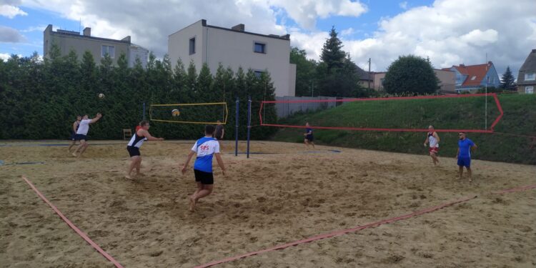 11 Turniej siatkarski „Wiśniowego pucharu lata” w I LO