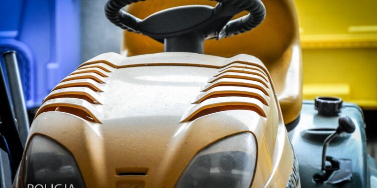 Kierowca kosiarki z fantazją i promilami