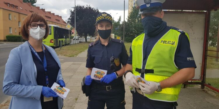 Przypominają o maseczkach