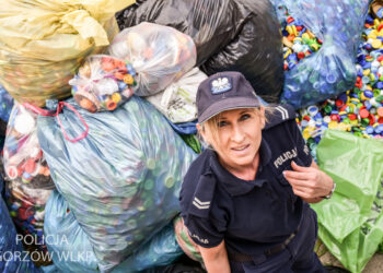 Policjantka zebrała 1,5 tony nakrętek, by pomóc chorej dziewczynce [ZDJĘCIA]