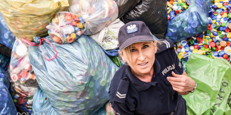 Policjantka zebrała 1,5 tony nakrętek, by pomóc chorej dziewczynce [ZDJĘCIA]