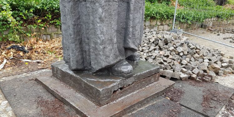 Posąg Mickiewicza uszkodzony, nie wrócił na cokół!