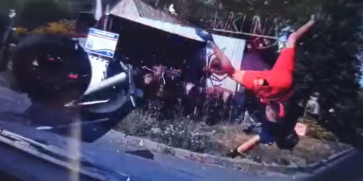 „Przeleciał” nad maską auta. Był poszukiwany [WIDEO]