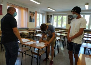 Wyniki z matur w rękach absolwentów