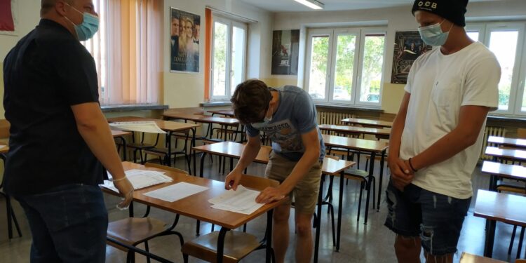 Wyniki z matur w rękach absolwentów