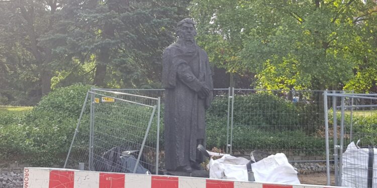 Wkrótce wieszcz stanie na nowym postumencie