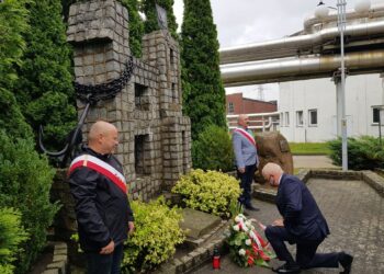 Kwiaty pod tablicą „Solidarności”