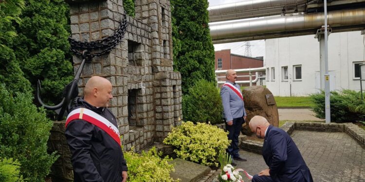 Kwiaty pod tablicą „Solidarności”