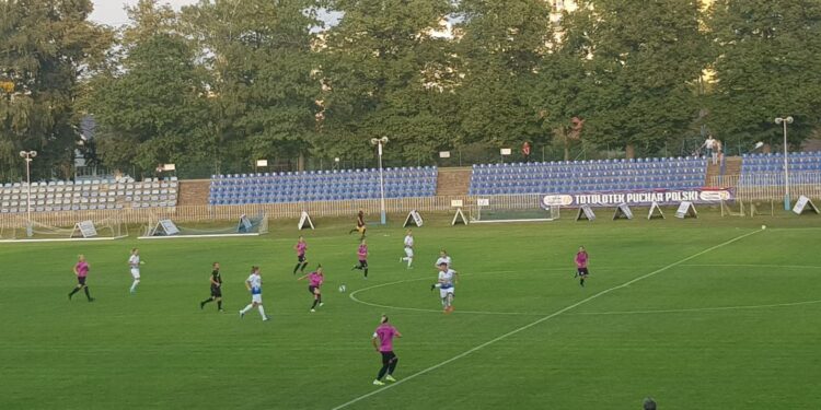 Emocje i cztery gole: derby dla TKKF Stilonu