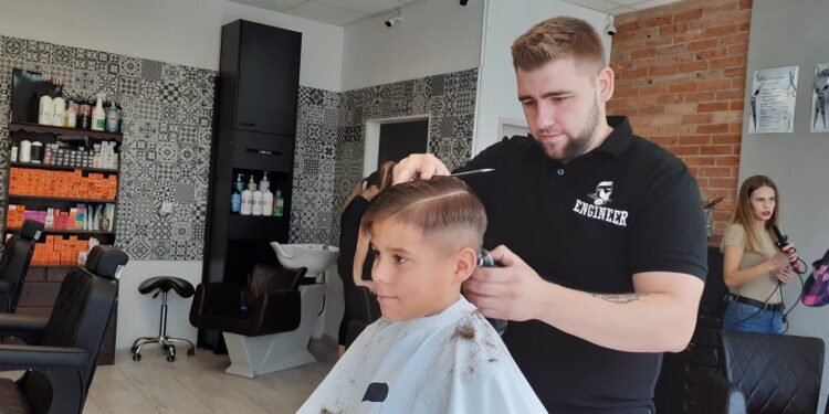 Charytatywne cięcia i upięcia