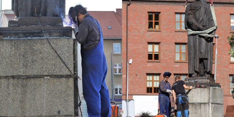 Wieszcz wrócił na cokół