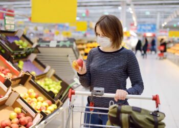 Dystans i maski ograniczają transmisję koronawirusa, potwierdzają to badania