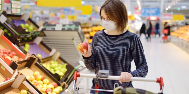 Dystans i maski ograniczają transmisję koronawirusa, potwierdzają to badania