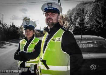 Zasłabła prowadząc auto, pomogli jej policjanci