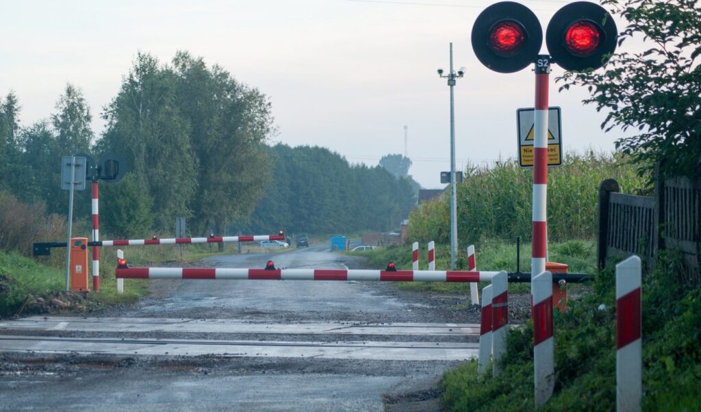 Policjant ofiarą wypadku na niestrzeżonym przejeździe kolejowym