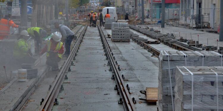Na Chrobrego układają tory
