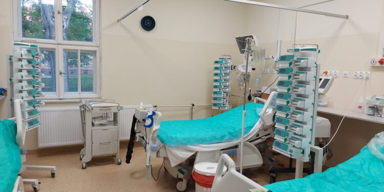 Dwóch pacjentów z DPS na intensywnej terapii